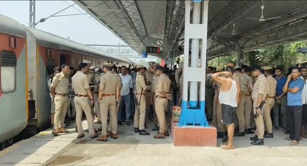 ट्रेन में बम की सूचना से मचा हड़कंप, पुलिस ने शुरू की जांच ट्रेन में बम की सूचना