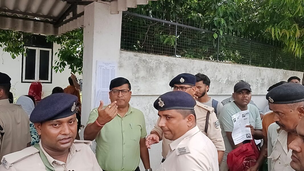 परीक्षा केंद्रों में सुरक्षा की समीक्षा करने पहुंचे एसडीएम और एसडीपीओ