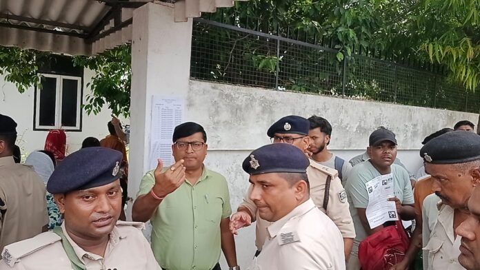 परीक्षा केंद्रों में सुरक्षा की समीक्षा करने पहुंचे एसडीएम और एसडीपीओ
