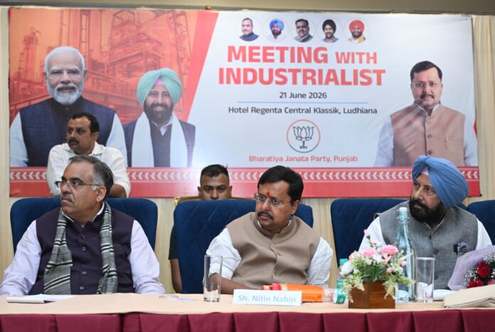 नितिन गडकरी उद्योगपतियों के साथ बैठक