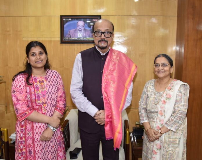 असम के राज्यपाल रमेन डेका और सुगंधा जैन की मुलाकात असम के राज्यपाल रमेन डेका और सुगंधा जैन की मुलाकात