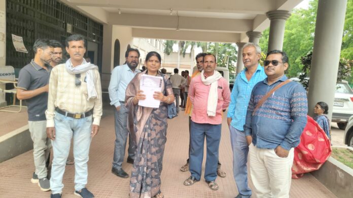 कलेक्ट्रेट में सरपंच और ग्रामीणों ने की शिकायत, जानें क्या है मामला।