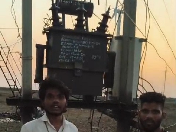मध्य प्रदेश: शाजापुर के गांव में 15 दिनों से अंधेरा कायम, बकाया बिल के कारण बिजली कंपनी ने लोगों की जान खतरे में डाली मध्य प्रदेश के शाजापुर गांव में बिजली कटौती