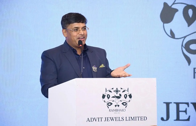 प्रेसवार्ता को संबोधित करते अद्वित ज्वेल्स के चेयरमैन एवं प्रबंध निदेशक नितिन गिलारा प्रेसवार्ता को संबोधित करते अद्वित ज्वेल्स के चेयरमैन एवं प्रबंध निदेशक नितिन गिलारा