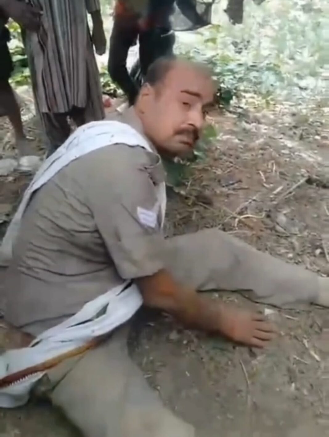 जौनपुर में वर्दीधारी का वीडियो वायरल! नशे में दिखे मुख्य आरक्षी, SSP ने किया सस्पेंड जौनपुर में वर्दीधारी का वीडियो वायरल! नशे में दिखे मुख्य आरक्षी, SSP ने किया सस्पेंड