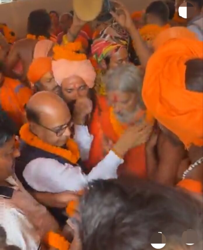 विधायक विजय गुप्ता नागा साधुओं के साथ कामाख्या मंदिर की पदयात्रा