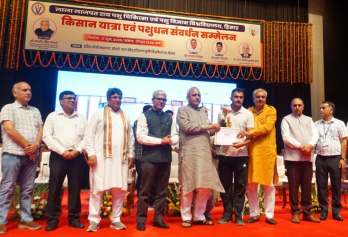 मंत्री रणबीर गंगवा द्वारा किसानों को सम्मानित करने का गरिमामय कार्यक्रम। मंत्री रणबीर गंगवा द्वारा किसानों को सम्मानित करने का गरिमामय कार्यक्रम।