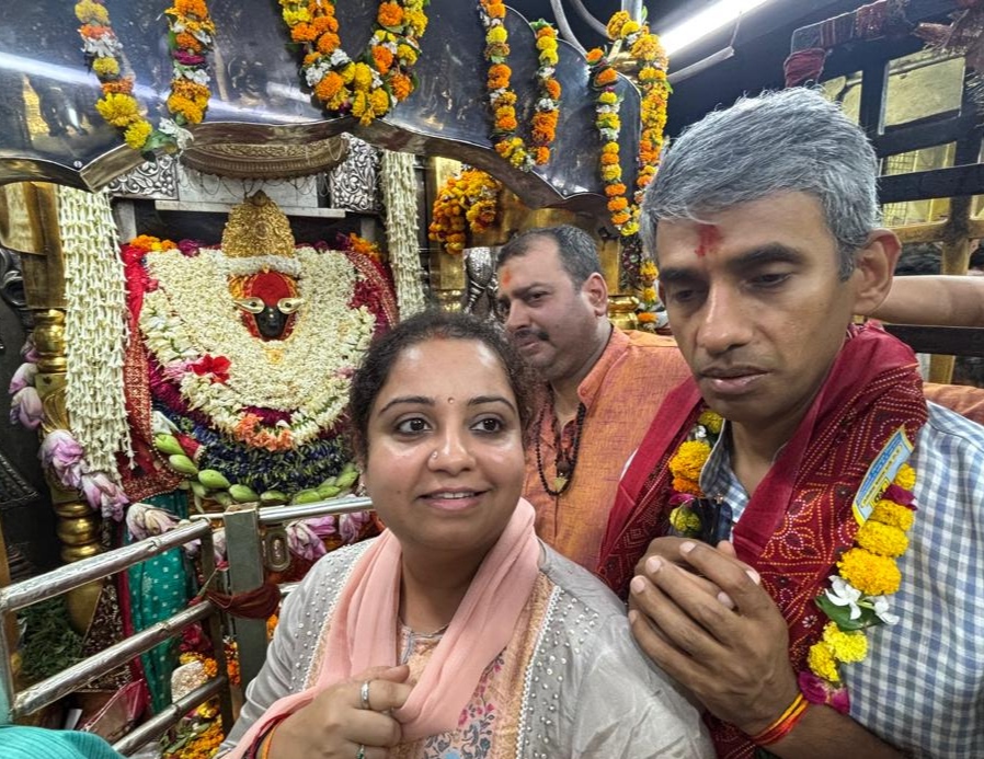 मां विंध्यवासिनी का दर्शन पूजन करते मुख्यमंत्री के विशेष सचिव अमित सिंह।