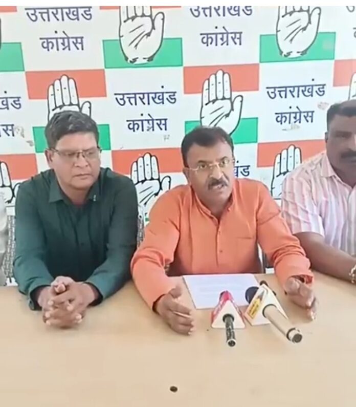 कांग्रेस पदाधिकारी ने मीडिया को संबोधित किया