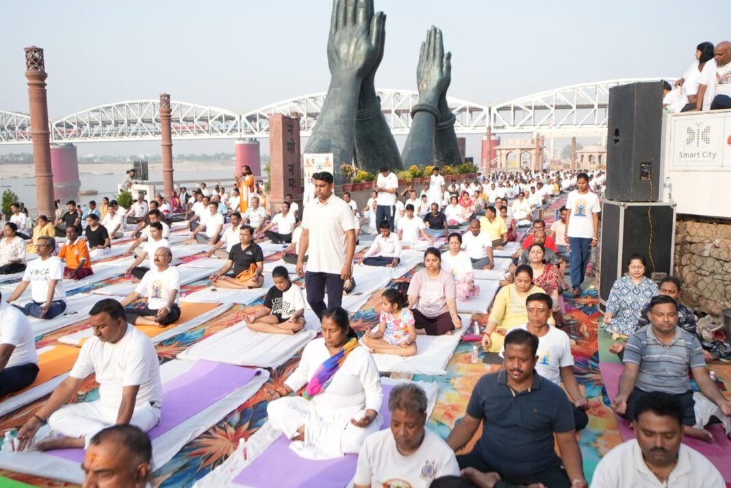 नमोघाट पर योग सप्ताह में शामिल विशिष्ट जन: एक स्वस्थ भारत की दिशा में एक कदम नमोघाट पर योग सप्ताह