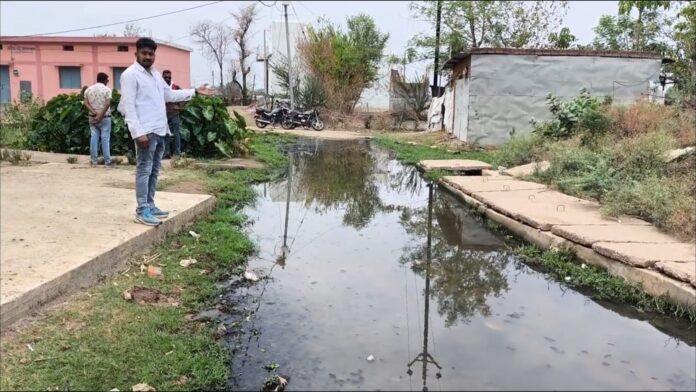 जिलाध्यक्ष राजा देवांगन घटना स्थल का निरीक्षण करते हुए