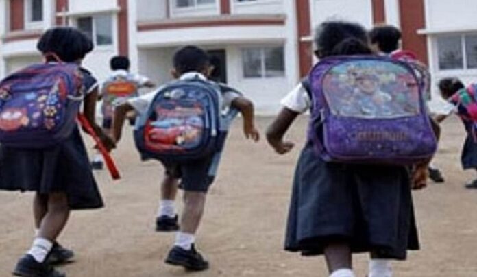 बच्चों की सुरक्षा पर सवाल: स्कूल जाते समय क्या हैं खतरे और कैसे करें बचाव?