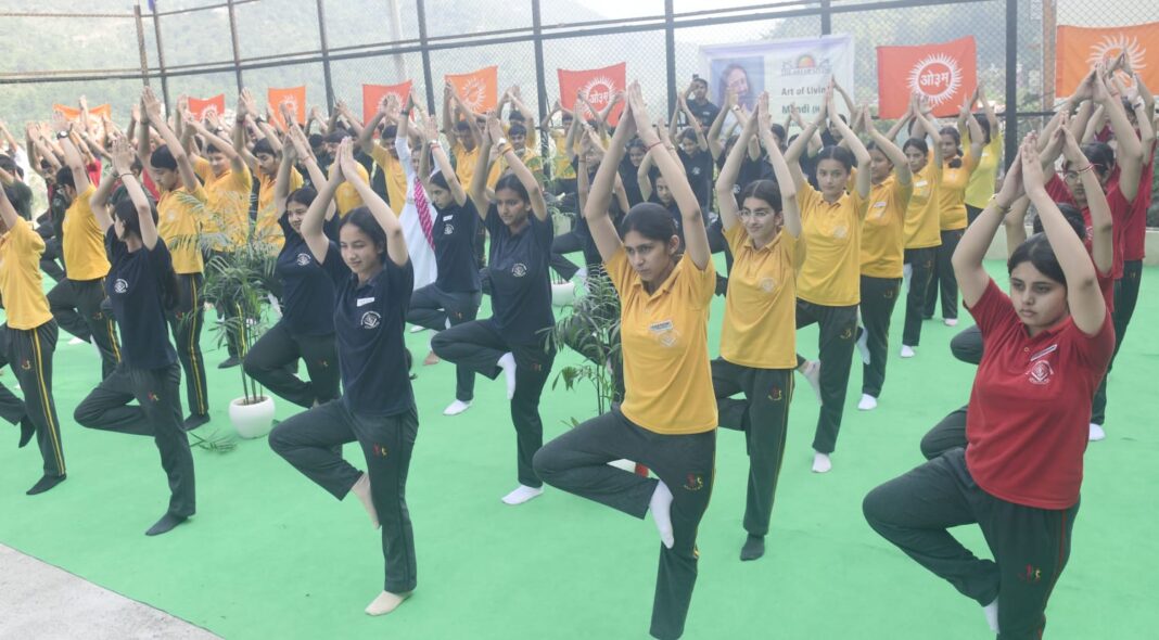 डीएवी के छात्र योग के माध्यम से स्वास्थ्य और जीवनशैली में सुधार ला रहे हैं।