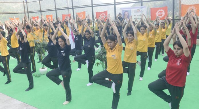 डीएवी के छात्र योग के माध्यम से स्वास्थ्य और जीवनशैली में सुधार ला रहे हैं।