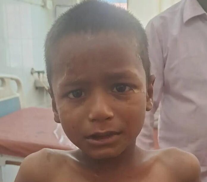बच्चे को ई-रिक्शा ने मारी टक्कर बच्चे को ई-रिक्शा ने मारी टक्कर