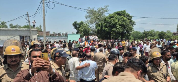 हादसे के बाद घटनास्थल पर जमा भीड़।