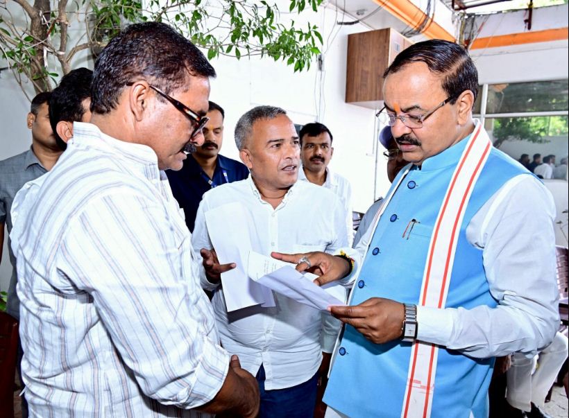 उपमुख्यमंत्री केशव प्रसाद मौर्या ने जनता की समस्याएं सुनी और त्वरित समाधान का आश्वासन दिया उपमुख्यमंत्री केशव प्रसाद मौर्या