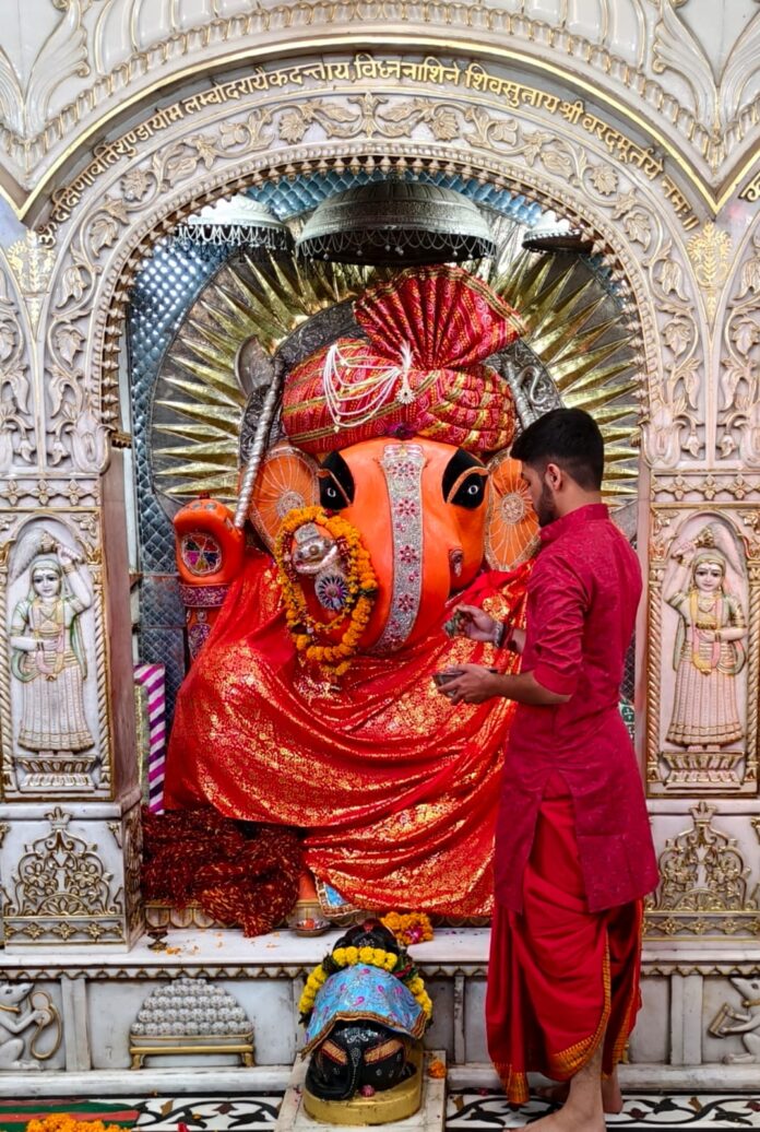गुरु-पुष्य नक्षत्र पर छोटी काशी में गणेश उत्सव की धूम, मंदिरों में पंचामृत अभिषेक और मोदकों का भोग गुरु-पुष्य नक्षत्र पर छोटी काशी में गणेश उत्सव की धूम, मंदिरों में पंचामृत अभिषेक और मोदकों का भोग