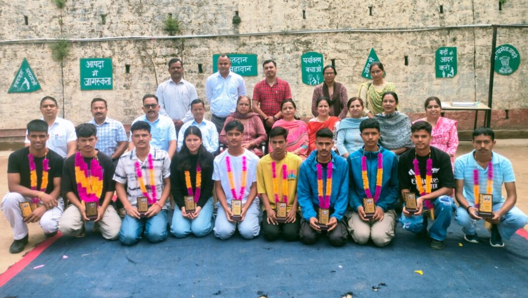 भारतीय सेना और वायु सेना में भर्ती होने के लिए छात्र-छात्राओं ने प्रधानाचार्य और शिक्षकों से की बातचीत भारतीय सेना और वायु सेना में भर्ती होने के लिए छात्र-छात्राओं ने प्रधानाचार्य और शिक्षकों से की बातचीत