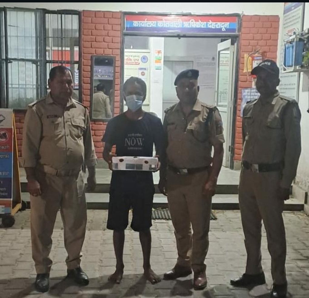 देहरादून पुलिस को बड़ी सफलता! लूट और हत्या मामले का 25 हजार का इनामी बदमाश गिरफ्तार देहरादून पुलिस को बड़ी सफलता! लूट और हत्या मामले का 25 हजार का इनामी बदमाश गिरफ्तार