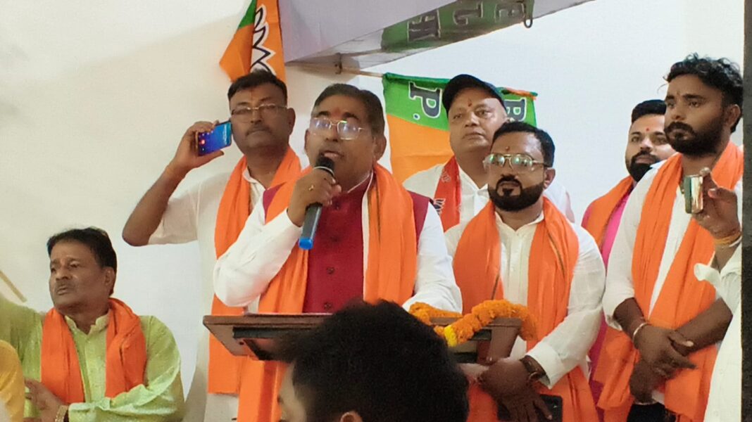 ठाकुरगंज मत्स्य बाजार को शीघ्र चालू कराने की मांग, भाजपा नेता ने एमएलसी को सौंपा ज्ञापन ठाकुरगंज मत्स्य बाजार