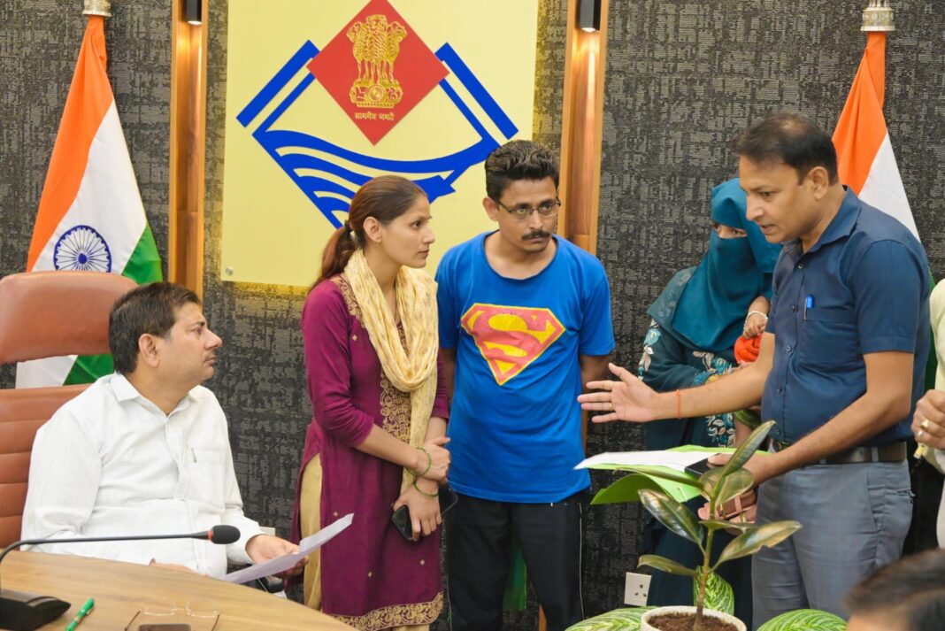 जनता की समस्याएं सुन रहे हैं अधिकारी: एक नई पहल। जनता की समस्याएं सुन रहे हैं अधिकारी: एक नई पहल।