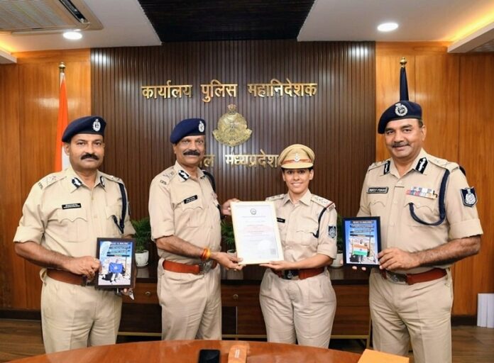 मप्रः किलिमंजारो फतह करने वाली निरीक्षक दीपिका गौतम ने की डीजीपी से सौजन्य भेंट मप्रः किलिमंजारो फतह करने वाली निरीक्षक दीपिका गौतम ने की डीजीपी से सौजन्य भेंट