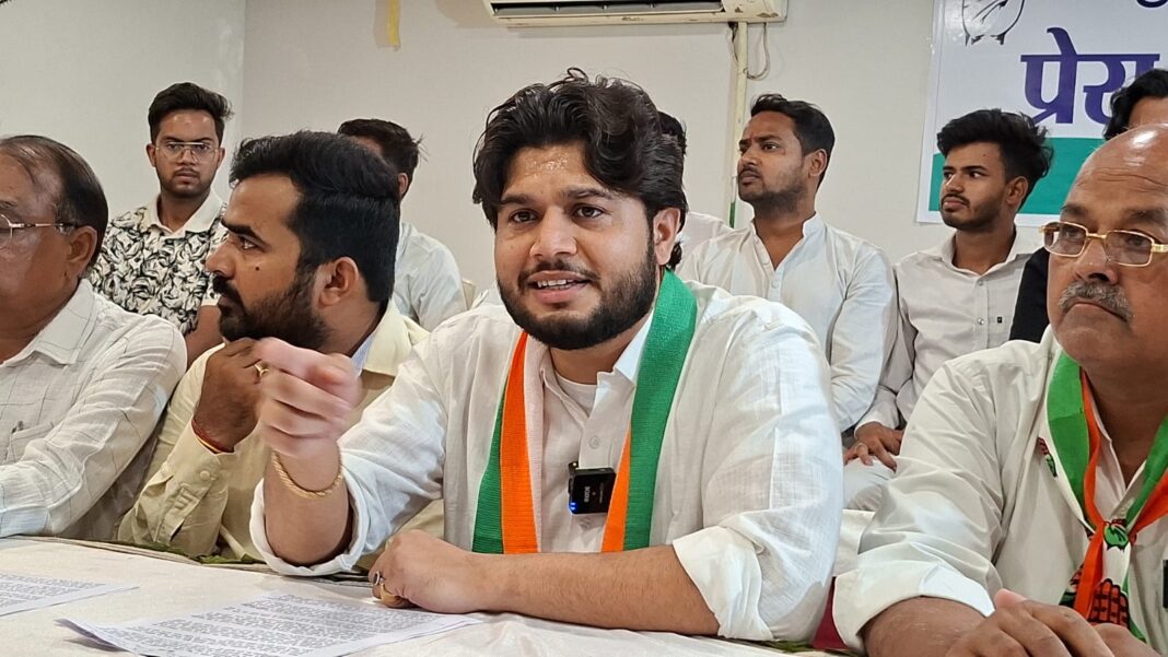 जानकारी देते कांग्रेस नेता