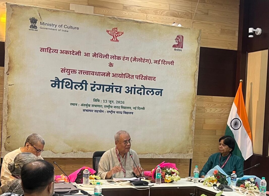 भाषाविद प्रो. उदय नारायण सिंह के साथ अन्य लोग मौजूद। भाषाविद प्रो. उदय नारायण सिंह के साथ अन्य लोग मौजूद।