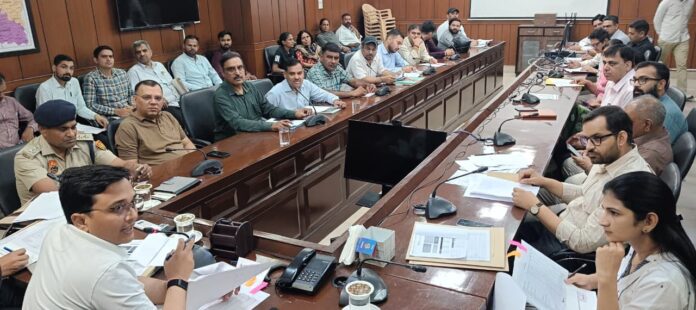 पुनरीक्षण के लिए अधिकारियों व बीएलओ की बैठक लेते एडीसी अंकित चौकसे