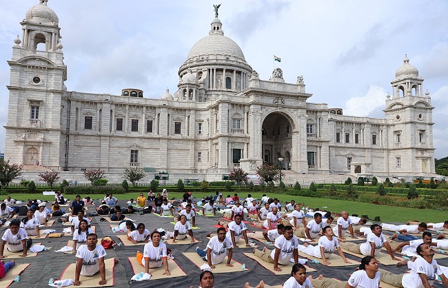 अंतर्राष्ट्रीय योग दिवस की दहलीज पर पश्चिम बंगाल में योगाभ्यास की धूम। पश्चिम बंगाल में योगाभ्यास