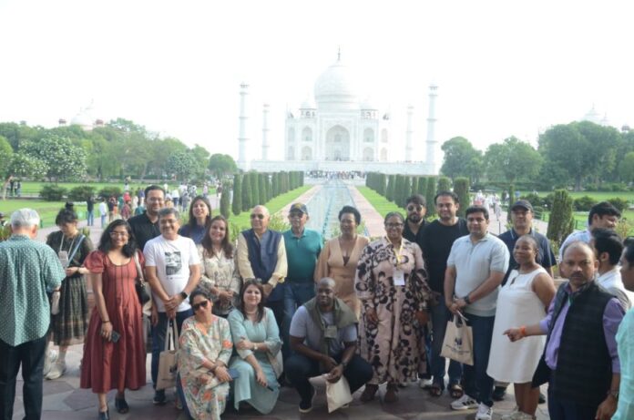 ब्रिक्स देशों के नेता आगरा में ताजमहल की भव्यता का अनुभव करते हैं