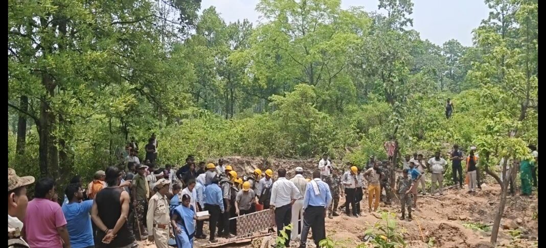 जंगल में रेस्क्यू अभियान चलाते पुलिस और सीसीएल के कर्मचारी