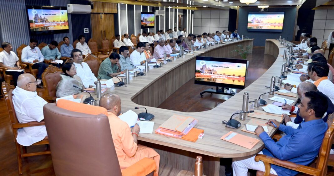 मुख्यमंत्री योगी आदित्यनाथ ने गोरखपुर व आजमगढ़ मंडल में लोक निर्माण विभाग के कार्यों की विस्तृत समीक्षा की मुख्यमंत्री योगी आदित्यनाथ