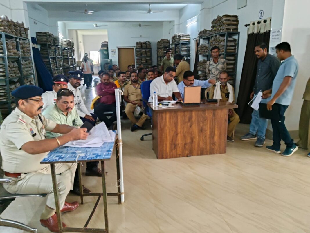 भोयना परिवहन कार्यालय परिसर में स्कूली वाहनों के दस्तावेज एवं सुरक्षा मानकों की जांच करते परिवहन एवं यातायात विभाग के अधिकार…