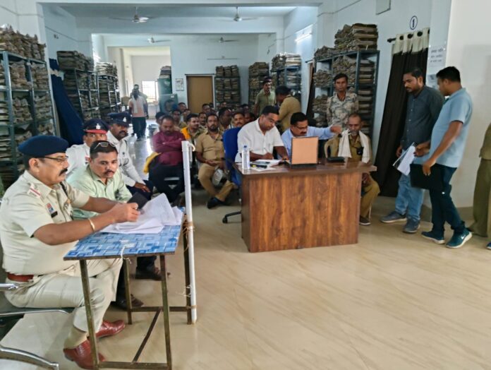 भोयना परिवहन कार्यालय परिसर में स्कूली वाहनों के दस्तावेज एवं सुरक्षा मानकों की जांच करते परिवहन एवं यातायात विभाग के अधिकार… भोयना परिवहन कार्यालय परिसर में स्कूली वाहनों के दस्तावेज एवं सुरक्षा मानकों की जांच करते परिवहन एवं यातायात विभाग के अधिकार…