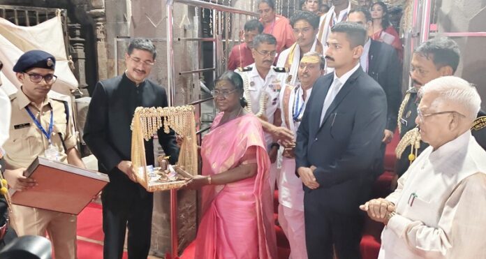खंडवा कलेक्टर राष्ट्रपति को सम्मानित करते हुए खंडवा कलेक्टर राष्ट्रपति को सम्मानित करते हुए