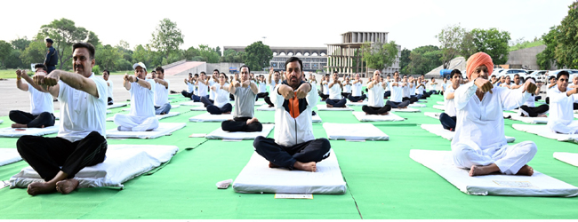 हरियाणा के मुख्यमंत्री, विधानसभा स्पीकर और कृषि मंत्री ने योग प्रोटोकॉल में भाग लिया हरियाणा के मुख्यमंत्री योग प्रोटोकॉल में