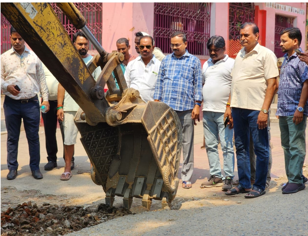 विधायक मंगल कालिंदी ने खासमहल-गोविंदपुर सड़क निर्माण कार्य का निरीक्षण किया, स्थानीय लोगों को दी राहत की खबर विधायक मंगल कालिंदी सड़क निर्माण का निरीक्षण