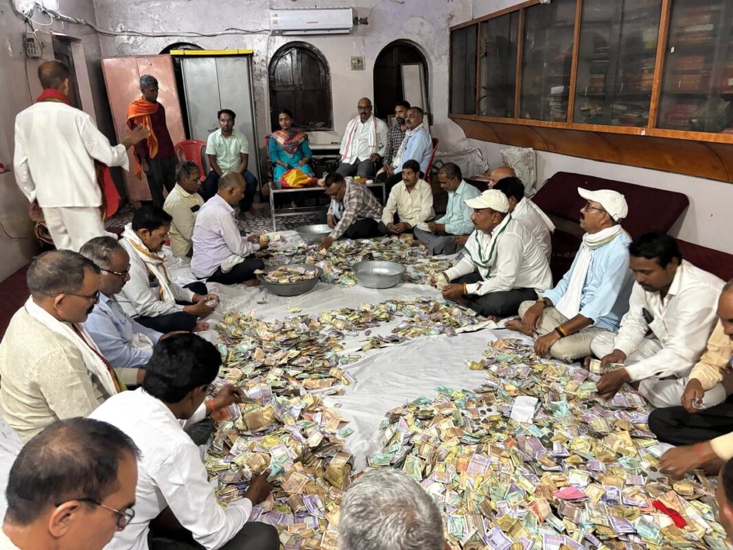 मां विंध्यवासिनी धाम में भक्तों की अपार आस्था! 11 दान पेटिकाओं से निकले 18.27 लाख रुपये मां विंध्यवासिनी धाम में भक्तों की अपार आस्था! 11 दान पेटिकाओं से निकले 18.27 लाख रुपये