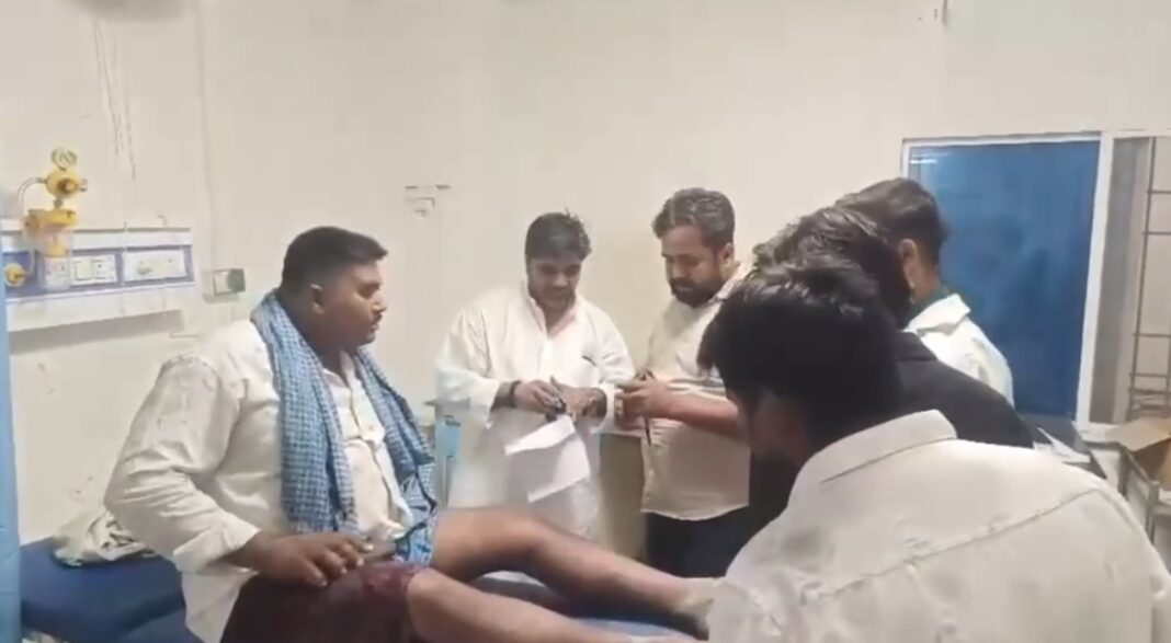 चिकित्सा दल द्वारा घायल का इलाज: एक नया जीवन देने की कोशिश डॉक्टर और उनकी टीम घायल का इलाज करते हुए