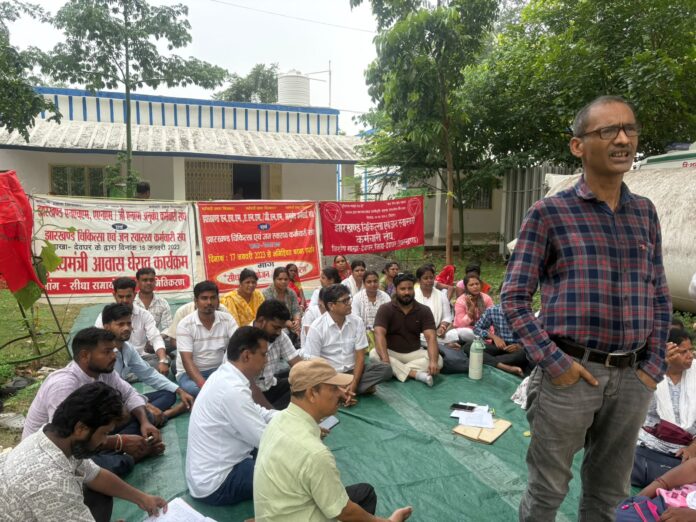 लंबित वेतन भुगतान की मांग को लेकर स्वास्थ्यकर्मियों का धरना लंबित वेतन भुगतान की मांग को लेकर स्वास्थ्यकर्मियों का धरना