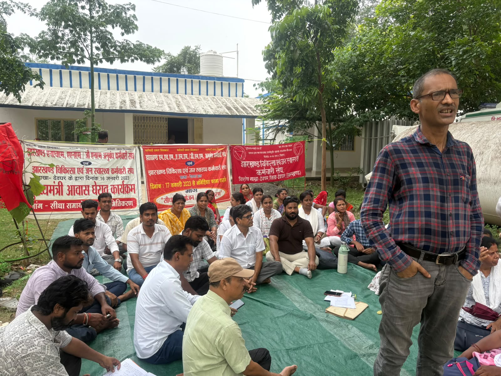 गुरुग्राम: महीनों से वेतन न मिलने पर स्वास्थ्यकर्मियों का फूटा गुस्सा, अनिश्चितकालीन धरने की चेतावनी