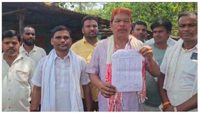 अवैध कब्जा हटाने पहुंची प्रशासनिक टीम का ग्रामीणों ने किया विरोध, लौटाना पड़ा बुलडोजर अवैध कब्जा हटाने पहुंची प्रशासनिक टीम का ग्रामीणों ने किया विरोध, लौटाना पड़ा बुलडोजर