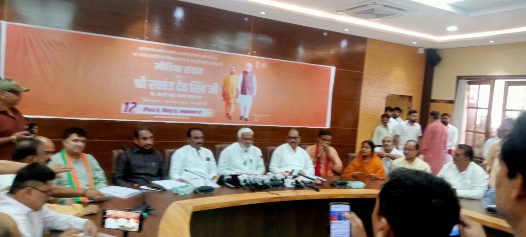 प्रयागराज में मीडिया से वार्ता करते हुए कैबिनेट मंत्री स्वतंत्रदेव सिंह का छाया चित्र प्रयागराज में मीडिया से वार्ता करते हुए कैबिनेट मंत्री स्वतंत्रदेव सिंह का छाया चित्र