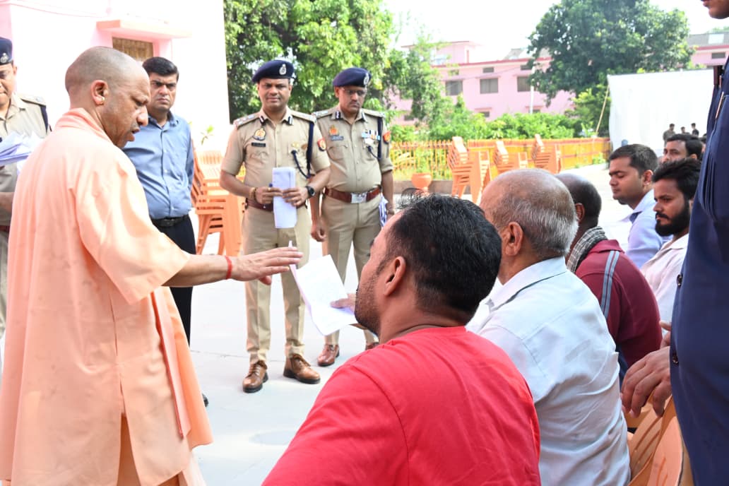 मुख्यमंत्री ने गोसेवा भी की, मंदिर परिसर के भ्रमण के दौरान बच्चों से किया संवाद*