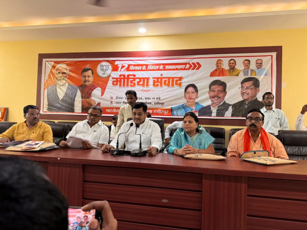 प्रभारी मंत्री रामकेश निषाद ने मीडिया से की बातचीत, विधायक भी रहे मौजूद प्रभारी मंत्री रामकेश निषाद मीडिया से बातचीत