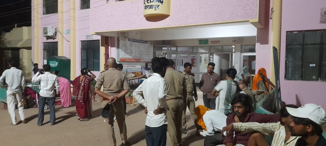 राजगढ़ सामुदायिक स्वास्थ्य केंद्र पर उमड़ी भीड़: परिजन और ग्रामीणों का जमावड़ा राजगढ़ सामुदायिक स्वास्थ्य केंद्र पर भीड़