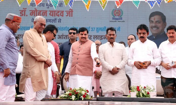 मुख्यमंत्री इंदौर में सड़क निर्माण परियोजना मुख्यमंत्री इंदौर में सड़क निर्माण परियोजना