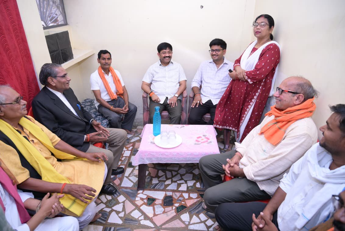 कैबिनेट मंत्री नन्द गोपाल गुप्ता ने क्षेत्र की जनता से की मुलाकात, सुनी जनसमस्याएं